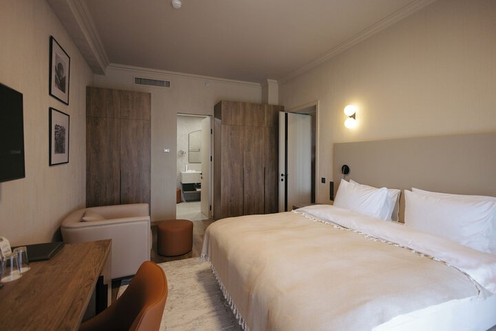 Room 3 of 38