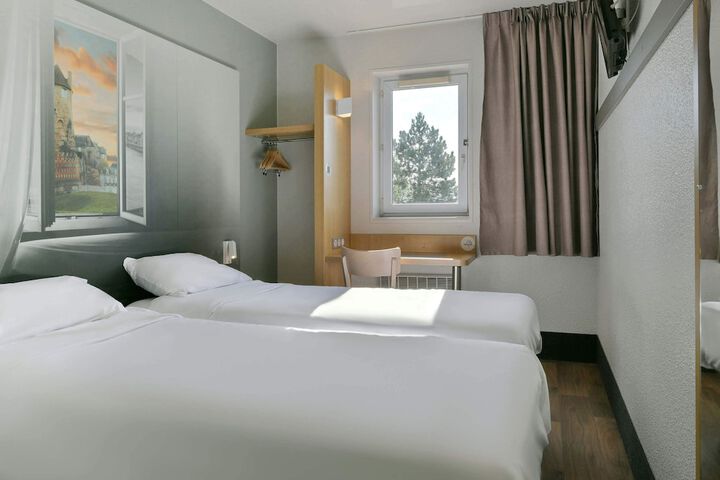 Room 7 of 16