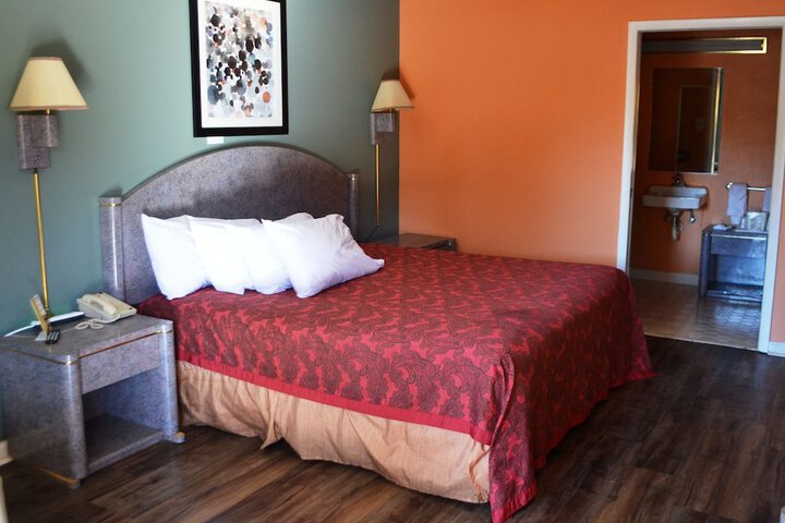 1 King Bed (3 of 10)