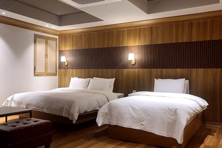 Room 4 of 15