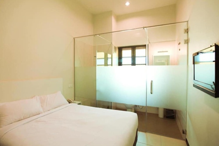 Room 11 of 38