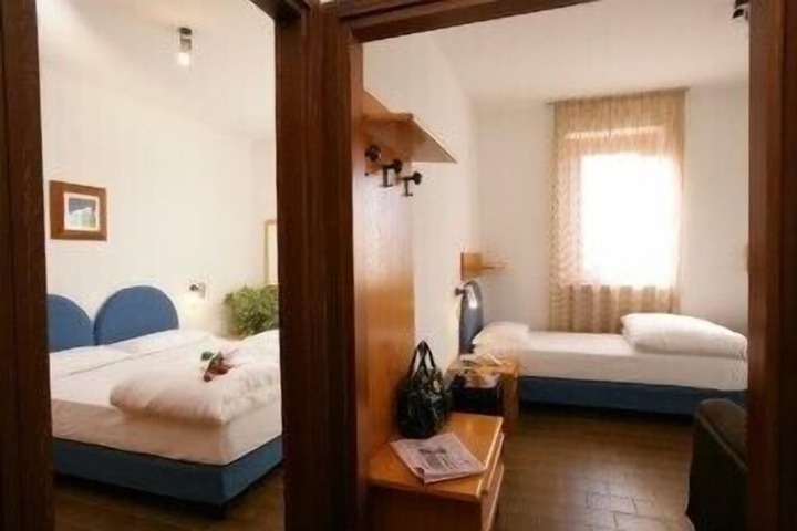 Room 6 of 36
