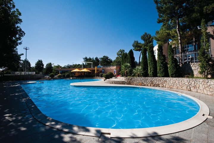 Pool 40 of 67