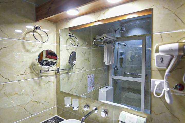 Room 13 of 21