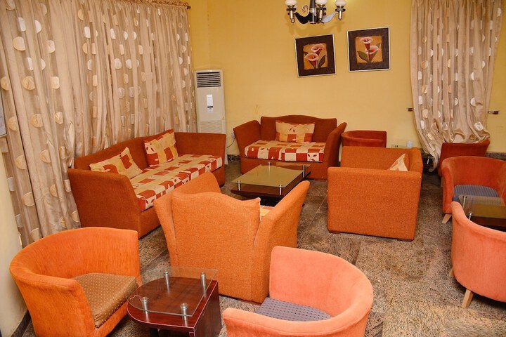 Lounge 84 of 94
