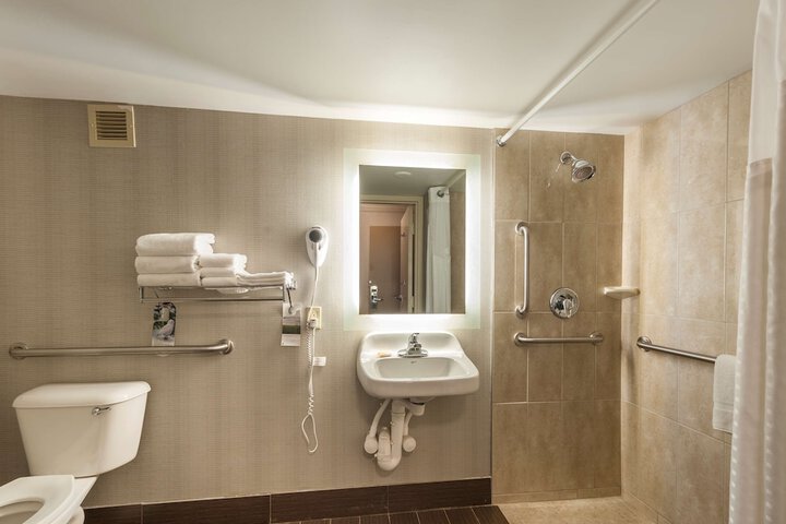 1 King Bed Sofa Bed Work Desk Refrigerator WiFi Keurig Coffee Maker Full Breakfast (15 of 15)