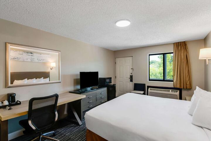 1 King Bed (14 of 33)