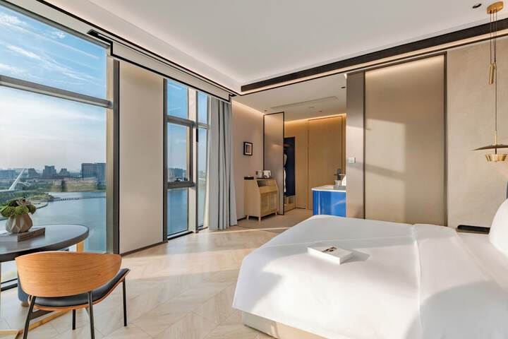 Room 8 of 40