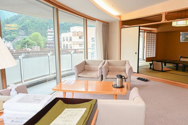 Room 14 of 48