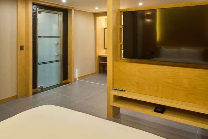 Room 25 of 38