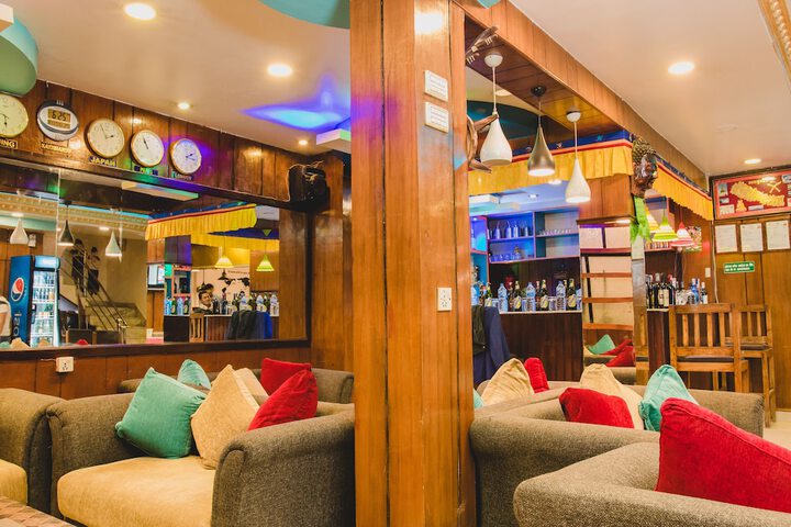 Lounge 37 of 40