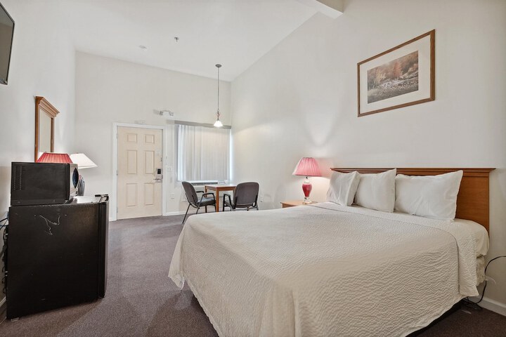1 Queen Bed (1 of 9)