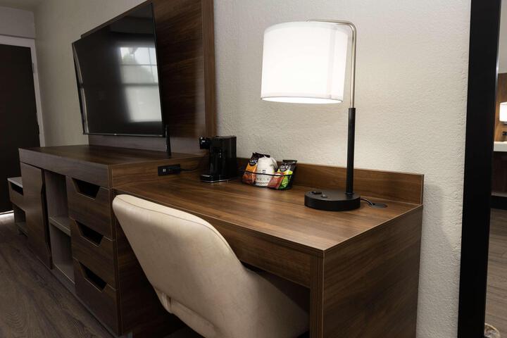1 King Bed Work Desk Microwave and Refrigerator Usb Port Air Conditioned Continental Breakfast (7 of 14)