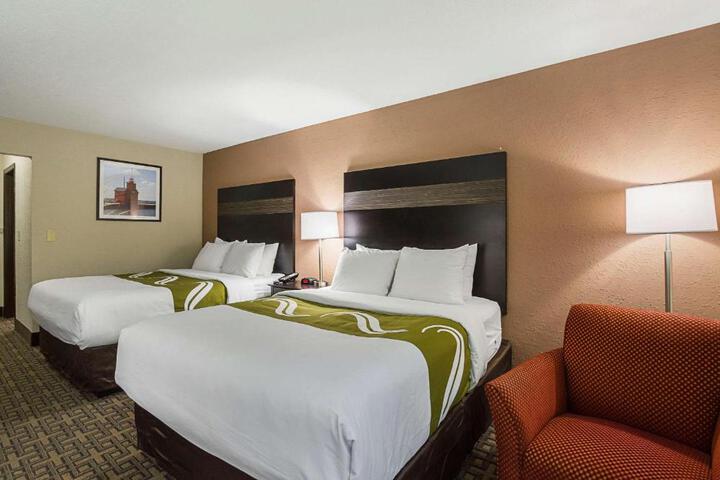 2 Queen Beds (6 of 7)