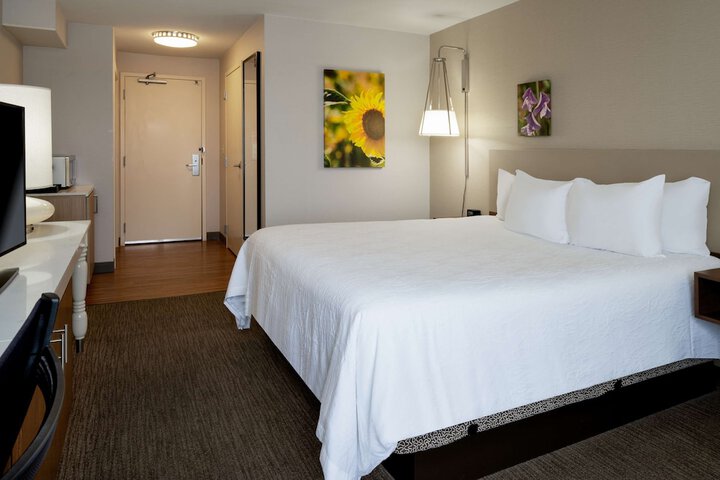 1 King Bed (3 of 23)