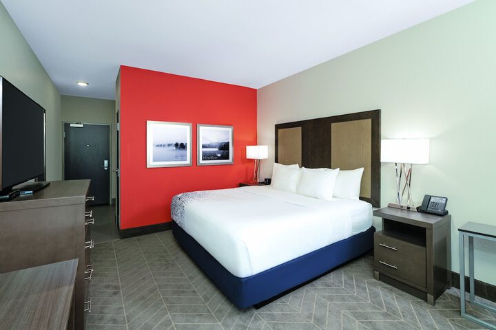 1 King Bed (2 of 13)