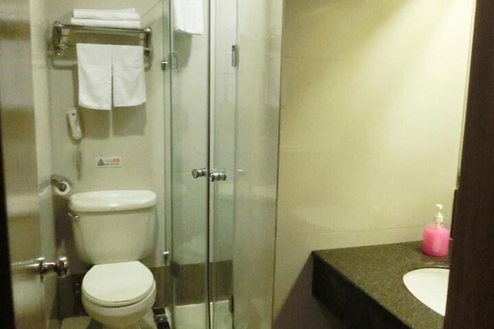 Room 32 of 38
