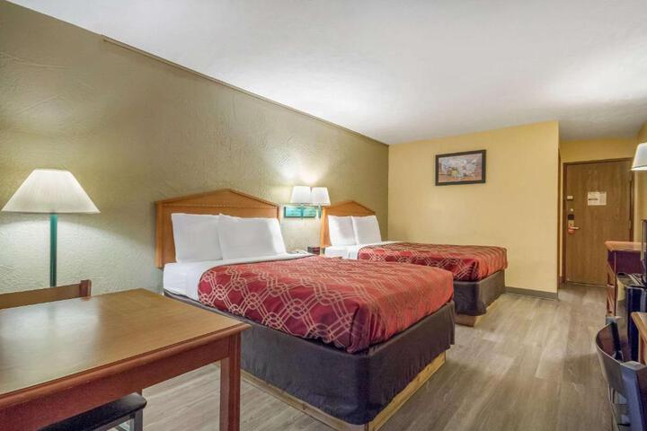 1 Queen Bed (5 of 10)