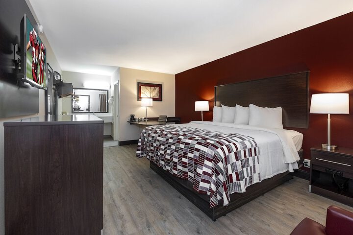 Deluxe King Bed (2 of 14)