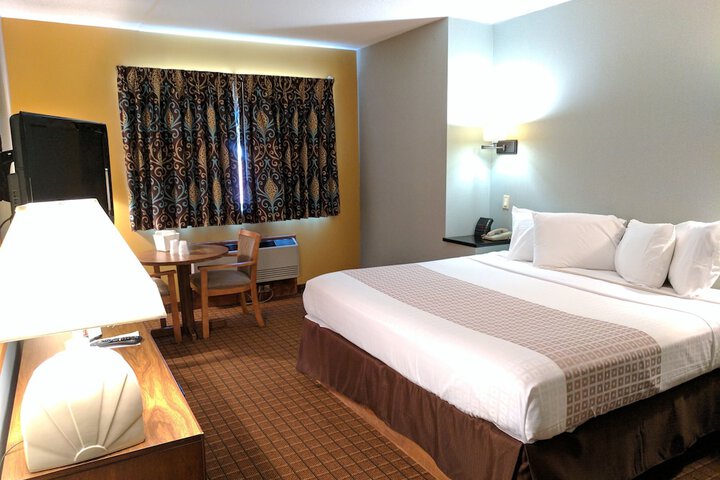 Deluxe King Bed (3 of 7)