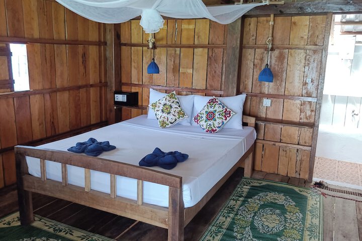 Room 6 of 13