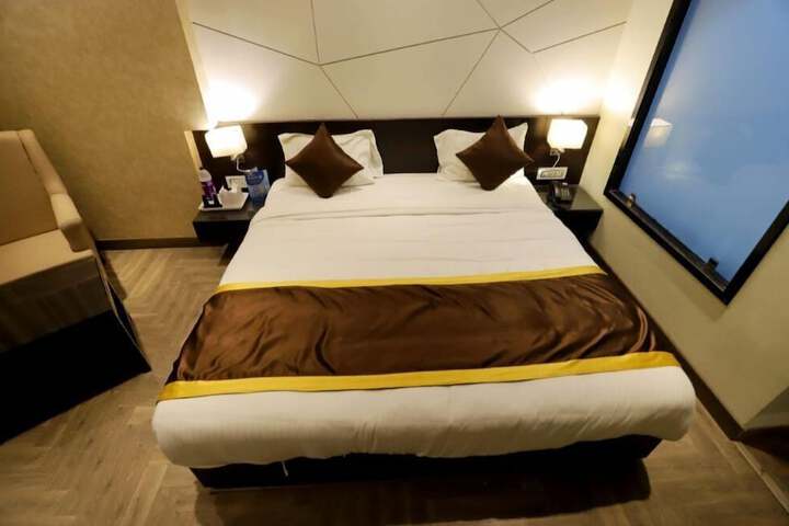 Room 4 of 32