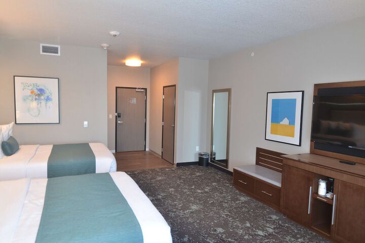 2 Queen Accessible Roll in Shower Microwave, Refrigerator WiFi Full Breakfast (4 of 12)