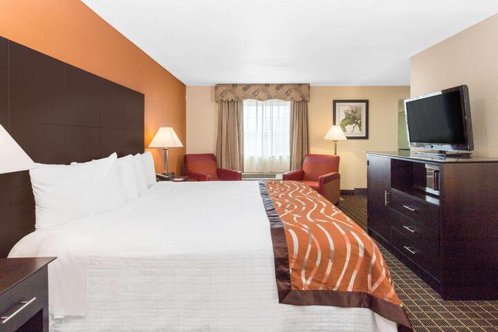 1 King Bed (4 of 17)