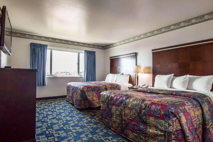 Deluxe Queen Bed (3 of 18)