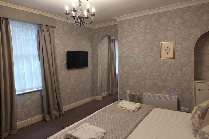 Room 33 of 100
