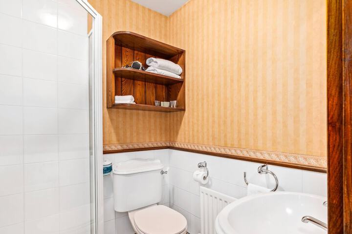 Room 33 of 85