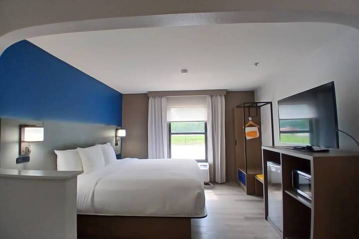 Room 33 of 65