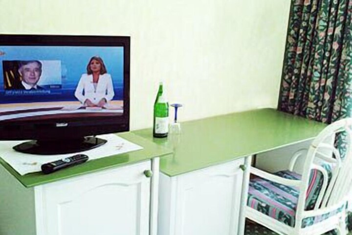 Room 4 of 7