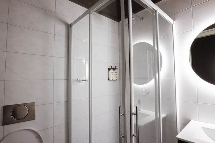 Room 32 of 46
