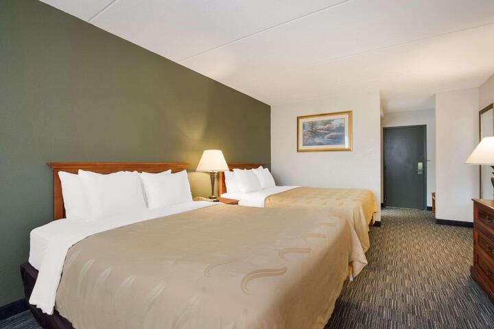 2 Queen Beds (5 of 6)