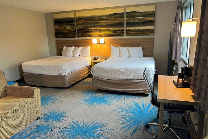 1 Queen Bed (2 of 17)
