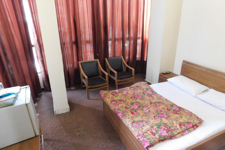 Room 8 of 9