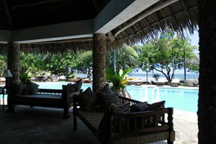 Lounge 32 of 60