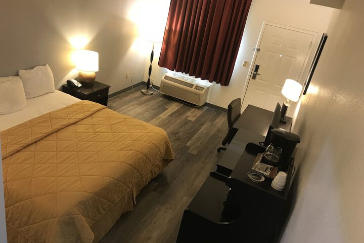 Standard King Bed Accessible (4 of 14)
