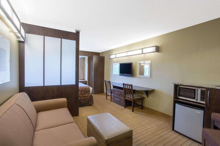 1 Queen Bed Accessible Room (18 of 19)