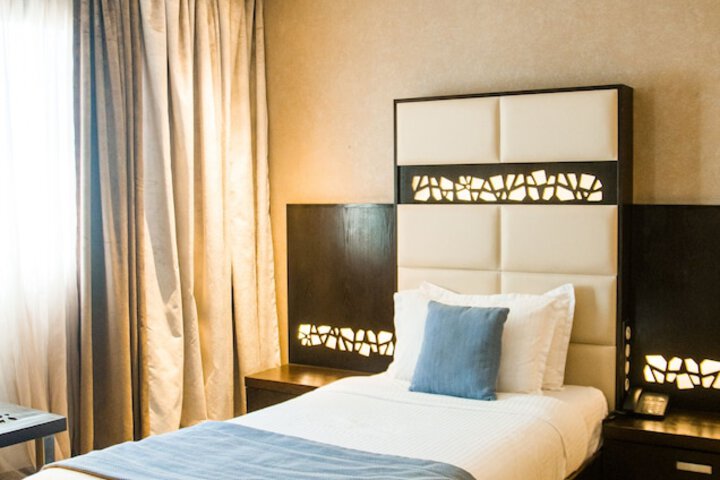 Room 6 of 27