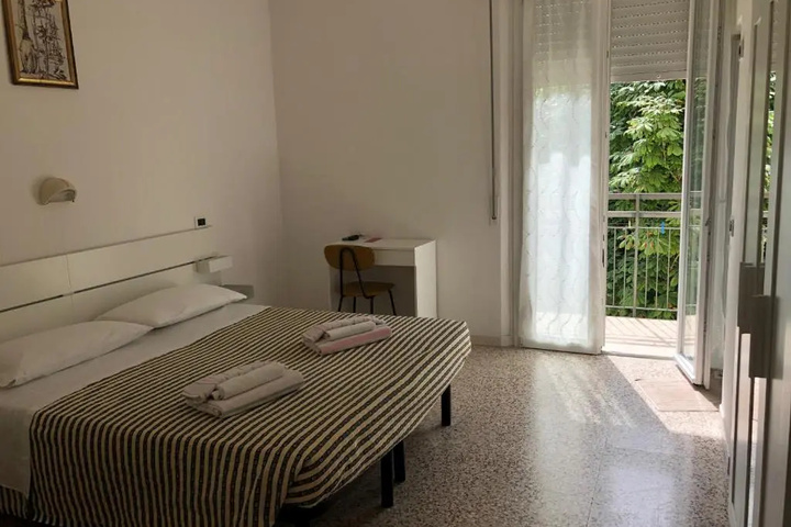 Room 4 of 18