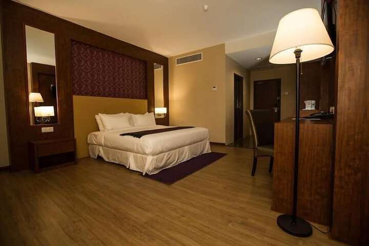 Room 5 of 8