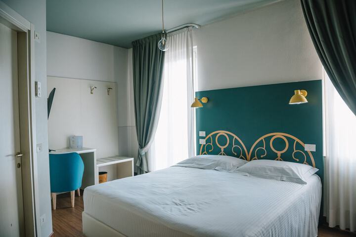Room 27 of 43
