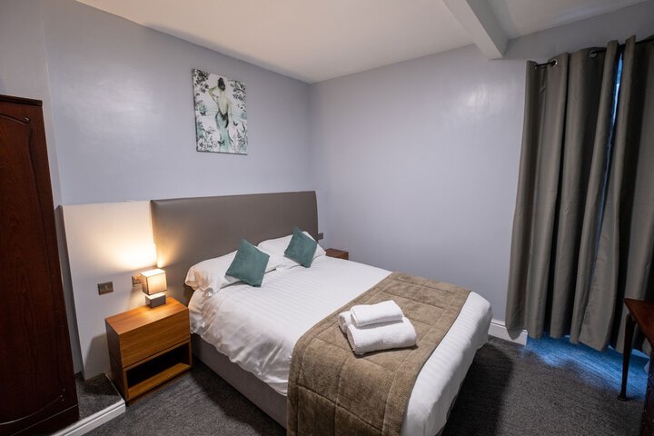 Room 10 of 28