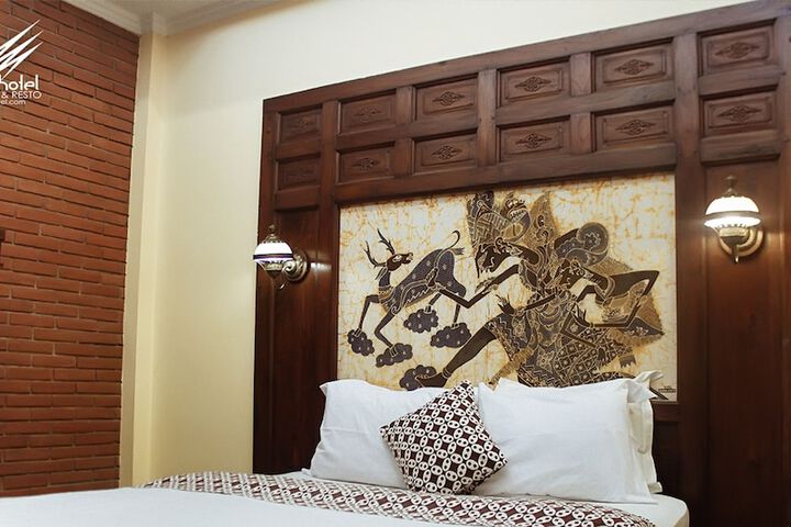 Room 6 of 12