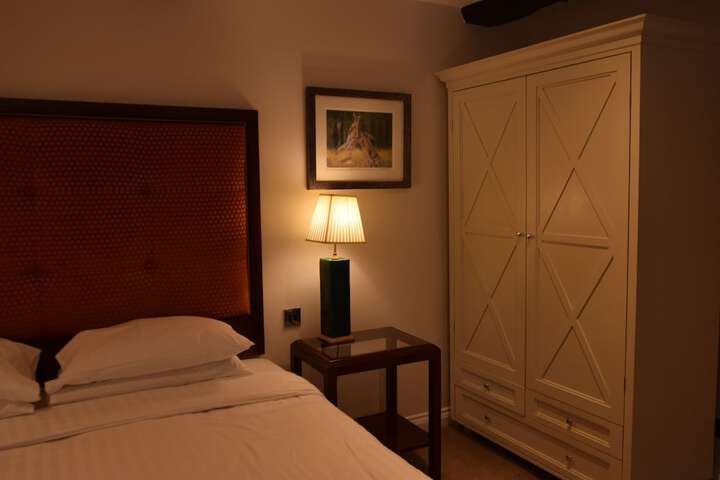 Room 28 of 77