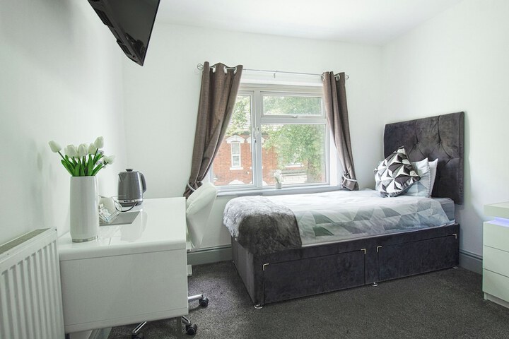 Room 5 of 9