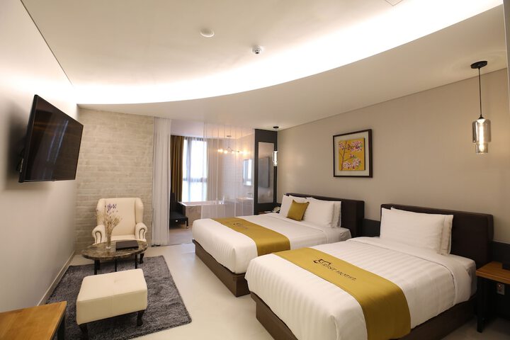 Room 10 of 84