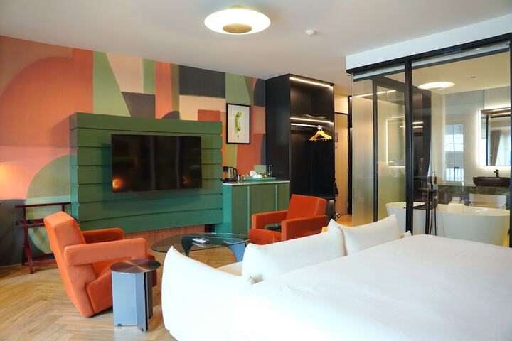 Room 28 of 63